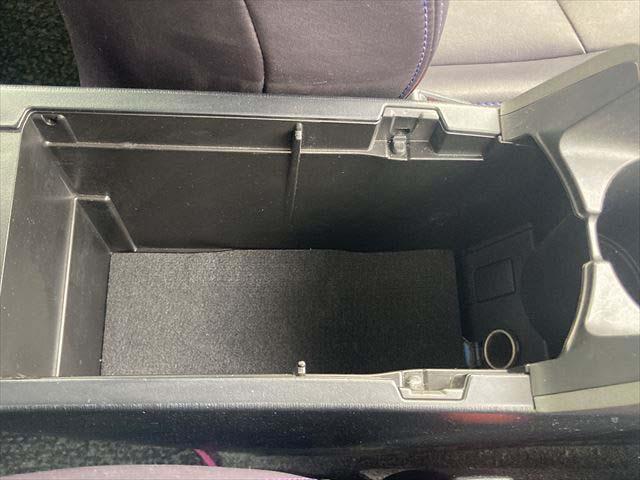 プリウス Ｓマイコーデ　純正８インチＳＤナビ　Ｂｌｕｅｔｏｏｔｈオーディオ　ＣＤ・ＤＶＤプレイヤー　フルセグＢカメラ　ＥＴＣ　　ディスチャージヘッドライト　フォグランプ　ＡＣ１００Ｖ電源　スマートキー　オートライト（41枚目）