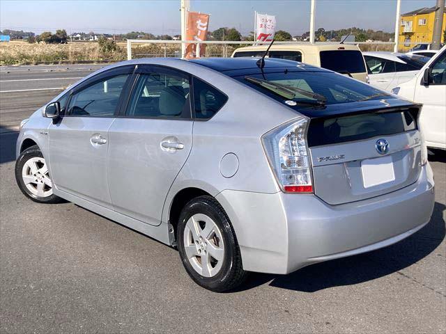 プリウス Ｇ　クルーズコントロール　ＨＤＤナビ　ＣＤ／ＤＶＤプレイヤー　ワンセグ　バックカメラ　ＥＴＣ　　フロントフォグランプ　スマートキー　純正アルミホイル（3枚目）