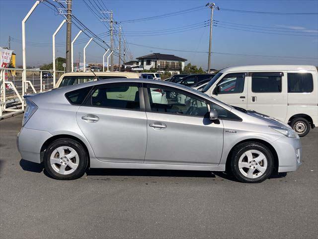 プリウス Ｇ　クルーズコントロール　ＨＤＤナビ　ＣＤ／ＤＶＤプレイヤー　ワンセグ　バックカメラ　ＥＴＣ　　フロントフォグランプ　スマートキー　純正アルミホイル（5枚目）