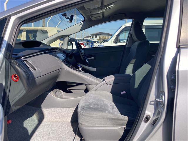 プリウス Ｇ　クルーズコントロール　ＨＤＤナビ　ＣＤ／ＤＶＤプレイヤー　ワンセグ　バックカメラ　ＥＴＣ　　フロントフォグランプ　スマートキー　純正アルミホイル（9枚目）