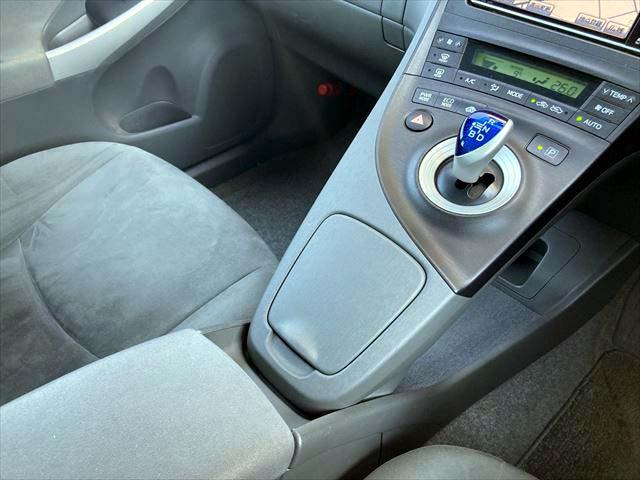 プリウス Ｇ　クルーズコントロール　ＨＤＤナビ　ＣＤ／ＤＶＤプレイヤー　ワンセグ　バックカメラ　ＥＴＣ　　フロントフォグランプ　スマートキー　純正アルミホイル（24枚目）