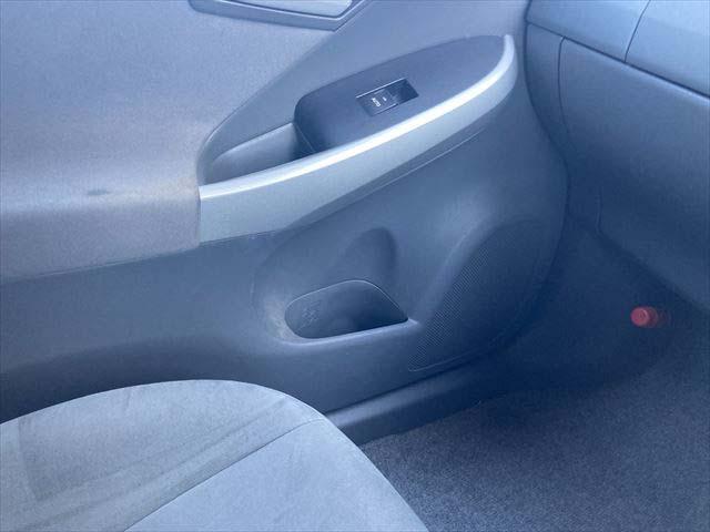 プリウス Ｇ　クルーズコントロール　ＨＤＤナビ　ＣＤ／ＤＶＤプレイヤー　ワンセグ　バックカメラ　ＥＴＣ　　フロントフォグランプ　スマートキー　純正アルミホイル（39枚目）