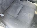 シートにシミ・汚れ有り。画像は運転席になります。