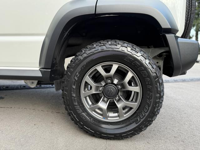 ジムニーノマド ＦＣ　届出済未使用車／リフトＵＰ／マッドタイヤ／純正８インチナビ／Ｂカメラ／ＢＴ接続／ＵＳＢ／フルセグ／ステアＳＷ／純正ドラレコ前後／シートカバー茶系／シートＨ／ＵＶカットフィルム／Ｆマット／Ｓキー／保証書（46枚目）