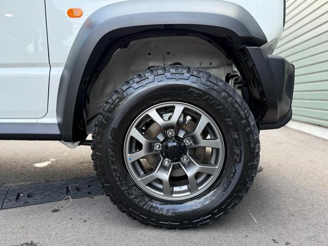 ジムニーノマド ＦＣ　届出済未使用車／リフトＵＰ／マッドタイヤ／純正８インチナビ／Ｂカメラ／ＢＴ接続／ＵＳＢ／フルセグ／ステアＳＷ／純正ドラレコ前後／シートカバー茶系／シートＨ／ＵＶカットフィルム／Ｆマット／Ｓキー／保証書（50枚目）