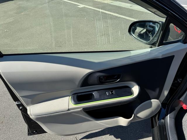 アクア 純正ナビ/バックガイドモニター/地デジ/Bluetooth接続/キーレスキー/ETC/電動格納ミラー/Hライトレベライザー/禁煙/検8年4月/ABS/内外装クリーニング済/取説/保証書/整備点検記録簿(21枚目)