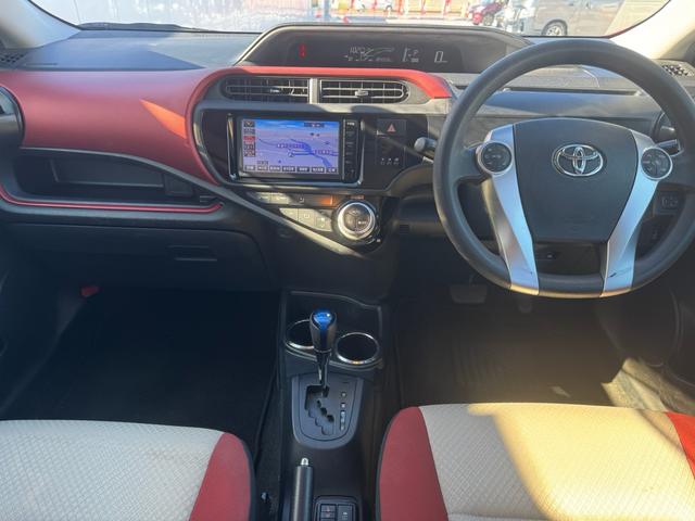 アクア S 車検8年4月/純正SDナビ/バックカメラ/Bluetooth接続/格納ミラー/運転席シートヒーター/スマートキー2ケ/LEDヘッド/ドラレコ前後/ワンオーナー/ETC/純正15AW/内装(赤白)(5枚目)