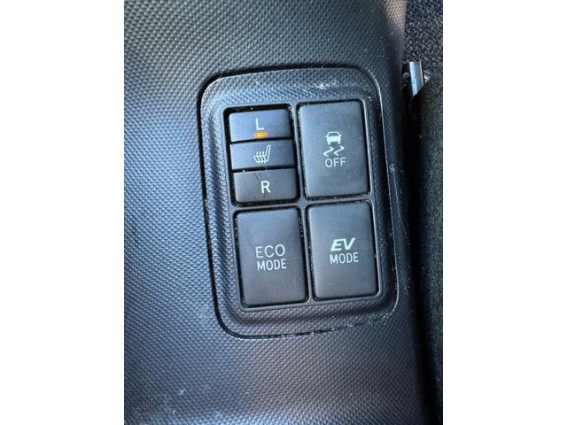 アクア S 車検8年4月/純正SDナビ/バックカメラ/Bluetooth接続/格納ミラー/運転席シートヒーター/スマートキー2ケ/LEDヘッド/ドラレコ前後/ワンオーナー/ETC/純正15AW/内装(赤白)(10枚目)