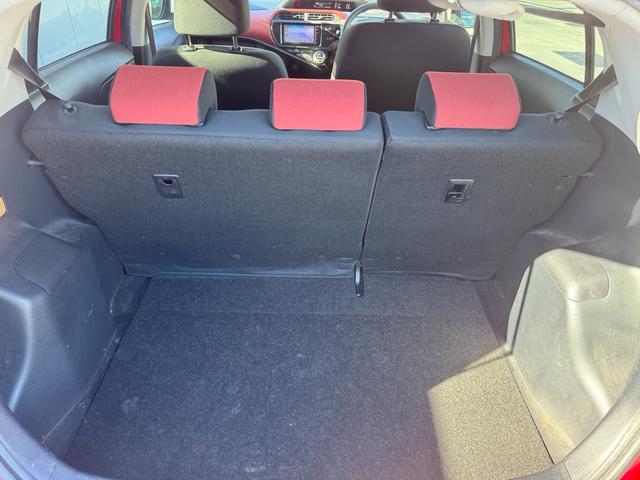 アクア S 車検8年4月/純正SDナビ/バックカメラ/Bluetooth接続/格納ミラー/運転席シートヒーター/スマートキー2ケ/LEDヘッド/ドラレコ前後/ワンオーナー/ETC/純正15AW/内装(赤白)(17枚目)