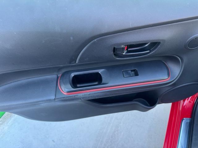 アクア S 車検8年4月/純正SDナビ/バックカメラ/Bluetooth接続/格納ミラー/運転席シートヒーター/スマートキー2ケ/LEDヘッド/ドラレコ前後/ワンオーナー/ETC/純正15AW/内装(赤白)(24枚目)