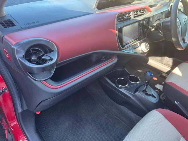 アクア S 車検8年4月/純正SDナビ/バックカメラ/Bluetooth接続/格納ミラー/運転席シートヒーター/スマートキー2ケ/LEDヘッド/ドラレコ前後/ワンオーナー/ETC/純正15AW/内装(赤白)(25枚目)