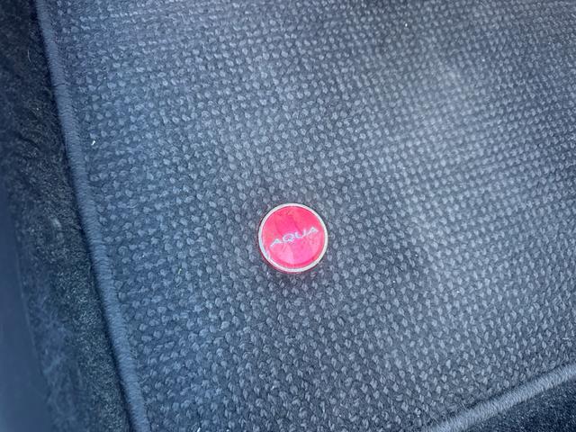 アクア S 車検8年4月/純正SDナビ/バックカメラ/Bluetooth接続/格納ミラー/運転席シートヒーター/スマートキー2ケ/LEDヘッド/ドラレコ前後/ワンオーナー/ETC/純正15AW/内装(赤白)(26枚目)