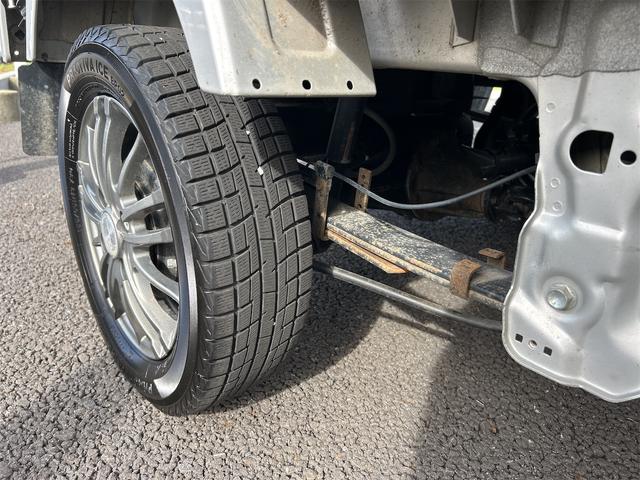 キャリイトラック ＫＣ　４ＷＤ　軽トラック　ＭＴ　ナビ　ＴＶ　オートライト　アルミホイール　ＥＳＣ　エアコン　運転席エアバッグ　助手席エアバッグ　ＣＤ　ＵＳＢ　Ｂｌｕｅｔｏｏｔｈ（7枚目）