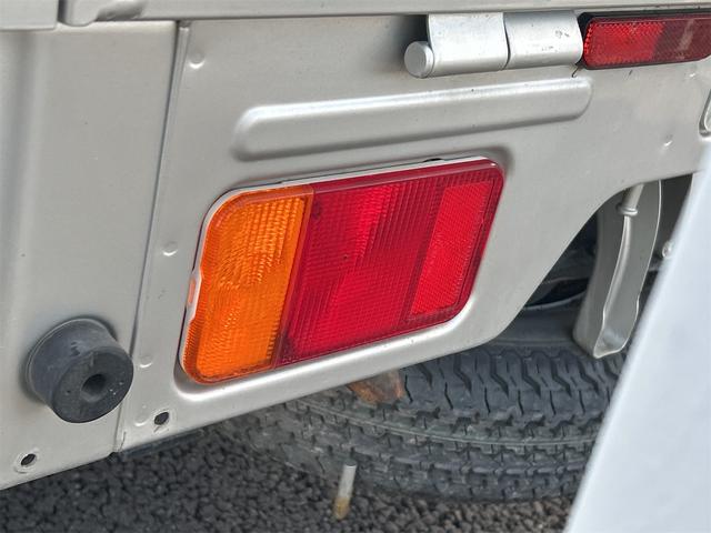 キャリイトラック ＫＣ　４ＷＤ　軽トラック　ＭＴ　ナビ　ＴＶ　オートライト　アルミホイール　ＥＳＣ　エアコン　運転席エアバッグ　助手席エアバッグ　ＣＤ　ＵＳＢ　Ｂｌｕｅｔｏｏｔｈ（11枚目）