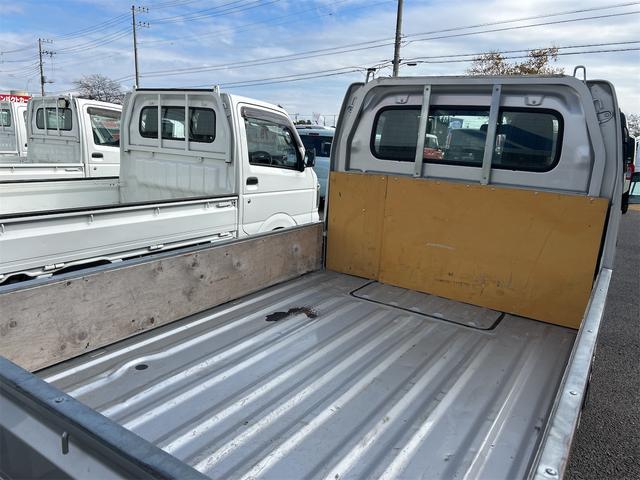 キャリイトラック ＫＣ　４ＷＤ　軽トラック　ＭＴ　ナビ　ＴＶ　オートライト　アルミホイール　ＥＳＣ　エアコン　運転席エアバッグ　助手席エアバッグ　ＣＤ　ＵＳＢ　Ｂｌｕｅｔｏｏｔｈ（12枚目）