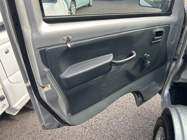 キャリイトラック ＫＣ　４ＷＤ　軽トラック　ＭＴ　ナビ　ＴＶ　オートライト　アルミホイール　ＥＳＣ　エアコン　運転席エアバッグ　助手席エアバッグ　ＣＤ　ＵＳＢ　Ｂｌｕｅｔｏｏｔｈ（18枚目）