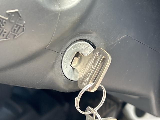 キャリイトラック ＫＣ　４ＷＤ　軽トラック　ＭＴ　ナビ　ＴＶ　オートライト　アルミホイール　ＥＳＣ　エアコン　運転席エアバッグ　助手席エアバッグ　ＣＤ　ＵＳＢ　Ｂｌｕｅｔｏｏｔｈ（29枚目）