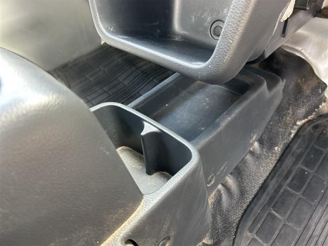 キャリイトラック ＫＣ　４ＷＤ　軽トラック　ＭＴ　ナビ　ＴＶ　オートライト　アルミホイール　ＥＳＣ　エアコン　運転席エアバッグ　助手席エアバッグ　ＣＤ　ＵＳＢ　Ｂｌｕｅｔｏｏｔｈ（30枚目）