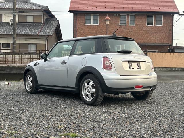 ＭＩＮＩ クーパー　フルオートエアコン　助手席エアバッグ　運転席エアバッグ　盗難防止システム　サイドエアバッグ　ＡＢＳ　ＰＷ　パワステ（3枚目）