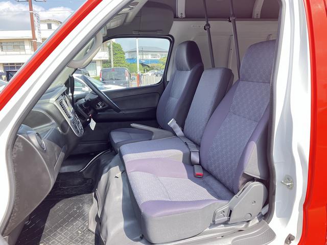 キャラバン SロングDX ハイルーフ低床3人乗り1t積ディーゼルターボ 4WD 4ドアルートバン仕様.NoXPM適合.車両総重量3335Kg普通免許(19枚目)