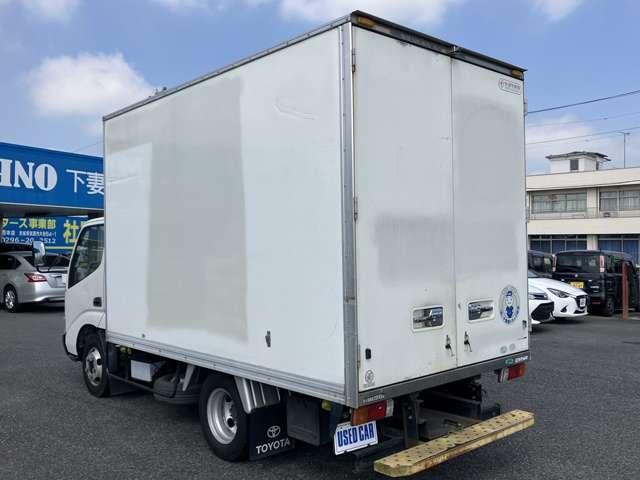 ダイナトラック 　２ｔ低床アルミパネルバン．車両総重量４８６５Ｋｇ準中型免許５ｔ未満限定免許．ＮｏＸＰＭ適合（2枚目）