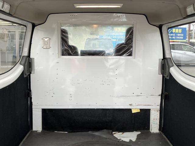 ＮＶ３５０キャラバンバン ロングＤＸ　ナビ．バックカメラ．ＥＴＣ．キーレス．エマージェンシーブレーキ．キノセンヘッドライト．プライバシーガラス．寒冷地仕様．スタンダードルーフ５ドア３人乗りロング．最大積載量７５０Ｋｇ．元公共応急車（27枚目）