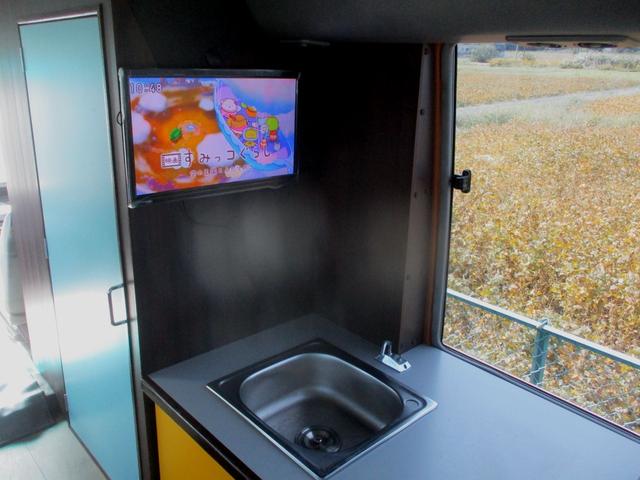 シビリアンバス キャンピング キャンピング10人就寝5人.カセットトイレ.給排水タンク20Lシンク.49L冷蔵庫.走行充電DCコンバター入力電圧2/1出力.AC100V外部電源.ナビTV.リヤモニター.20Lタンク簡易シャワー.(9枚目)