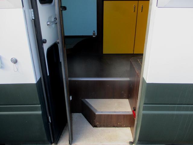 シビリアンバス キャンピング キャンピング10人就寝5人.カセットトイレ.給排水タンク20Lシンク.49L冷蔵庫.走行充電DCコンバター入力電圧2/1出力.AC100V外部電源.ナビTV.リヤモニター.20Lタンク簡易シャワー.(10枚目)