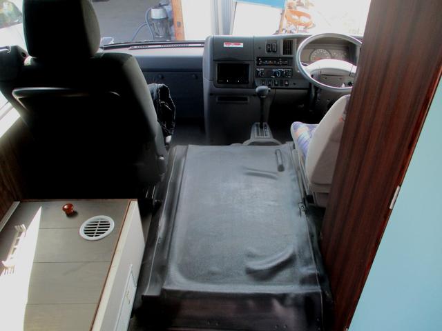 シビリアンバス キャンピング キャンピング10人就寝5人.カセットトイレ.給排水タンク20Lシンク.49L冷蔵庫.走行充電DCコンバター入力電圧2/1出力.AC100V外部電源.ナビTV.リヤモニター.20Lタンク簡易シャワー.(12枚目)