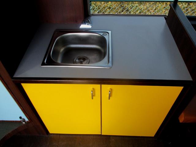 シビリアンバス キャンピング キャンピング10人就寝5人.カセットトイレ.給排水タンク20Lシンク.49L冷蔵庫.走行充電DCコンバター入力電圧2/1出力.AC100V外部電源.ナビTV.リヤモニター.20Lタンク簡易シャワー.(14枚目)