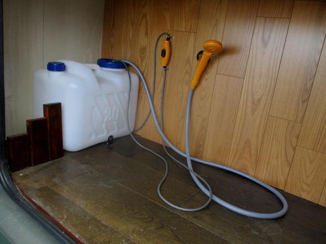 シビリアンバス キャンピング キャンピング10人就寝5人.カセットトイレ.給排水タンク20Lシンク.49L冷蔵庫.走行充電DCコンバター入力電圧2/1出力.AC100V外部電源.ナビTV.リヤモニター.20Lタンク簡易シャワー.(26枚目)