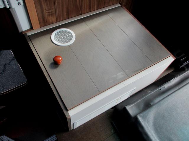 シビリアンバス キャンピング キャンピング10人就寝5人.カセットトイレ.給排水タンク20Lシンク.49L冷蔵庫.走行充電DCコンバター入力電圧2/1出力.AC100V外部電源.ナビTV.リヤモニター.20Lタンク簡易シャワー.(27枚目)