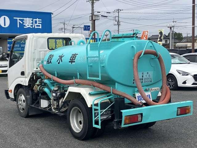デュトロ 　２０００Ｌ散水車．前サブＥ／Ｇ圧力後重力散水．積載２ｔ．車両総重量４８７５Ｋｇ準中型免許５ｔ未満限定免許．ＮｏｘＰＭ適合（2枚目）