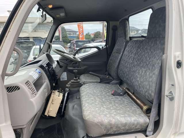 デュトロ 　２０００Ｌ散水車．前サブＥ／Ｇ圧力後重力散水．積載２ｔ．車両総重量４８７５Ｋｇ準中型免許５ｔ未満限定免許．ＮｏｘＰＭ適合（4枚目）