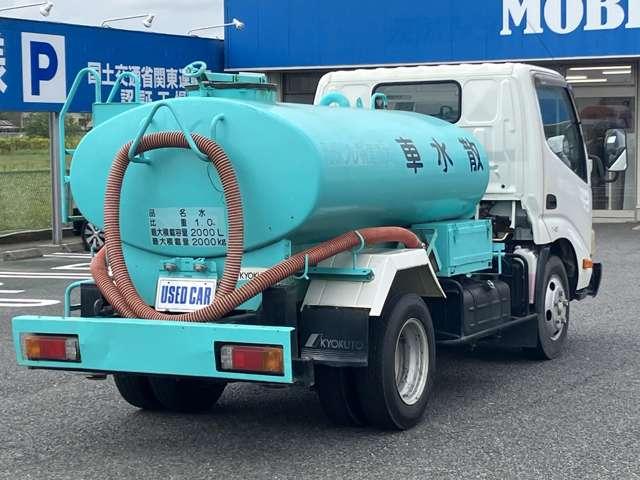 デュトロ 　２０００Ｌ散水車．前サブＥ／Ｇ圧力後重力散水．積載２ｔ．車両総重量４８７５Ｋｇ準中型免許５ｔ未満限定免許．ＮｏｘＰＭ適合（17枚目）