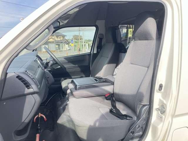 ハイエースバン ロングDX 4ドア3人乗り ナビTV.バックカメラ.ETC.ガソリン.(4枚目)