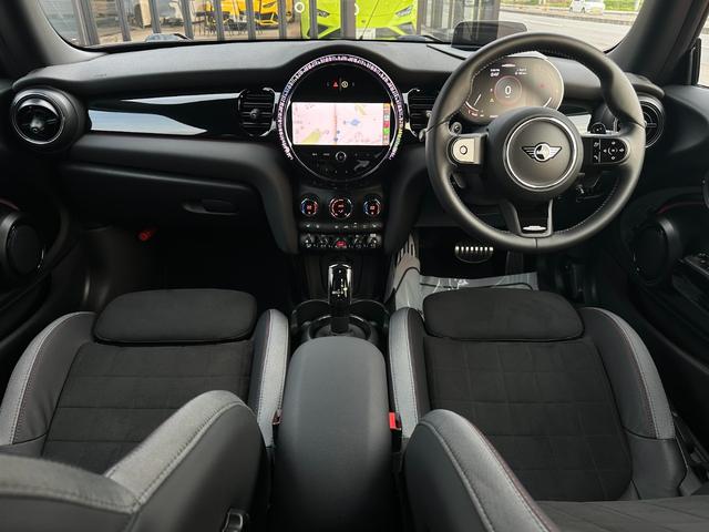 ＭＩＮＩ ジョンクーパーワークス　ジョンクーパーワークストリム　Ａｐｐｌｅ　Ｃａｒｐｌａｙ・インテリジェントセーフティ・パーキングアシスト・前後クリアランスソナー・バックカメラ・Ｂｌｕｅｔｏｏｔｈオーディオ・シートヒーター・禁煙車（4枚目）