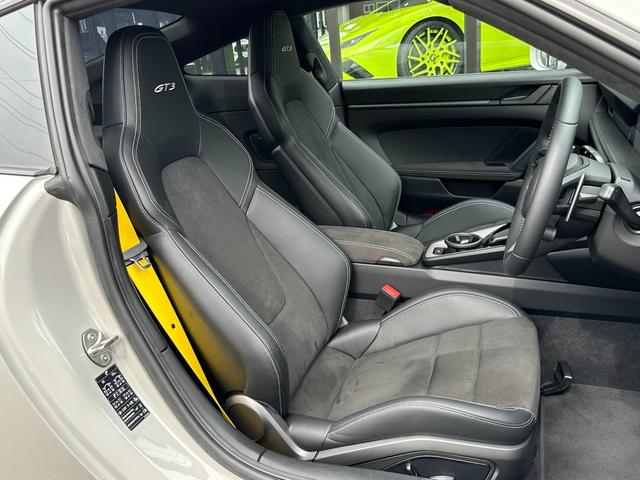 ９１１ ９１１ＧＴ３　カーボンルーフ・ＯＰカラークレヨン・クロノパッケージ・フロントリフトシステム・ライトデザインパッケージ・エクスクルーシブデザインテールライト・シートヒーター・レーシングイエローシートベルト・カープレイ（9枚目）