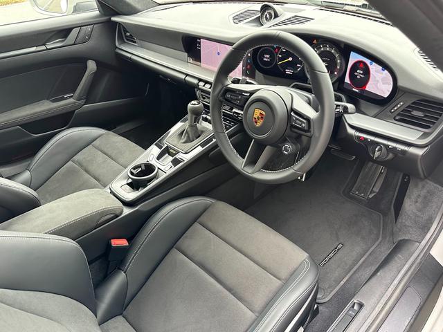 ９１１ ９１１ＧＴ３　カーボンルーフ・ＯＰカラークレヨン・クロノパッケージ・フロントリフトシステム・ライトデザインパッケージ・エクスクルーシブデザインテールライト・シートヒーター・レーシングイエローシートベルト・カープレイ（16枚目）