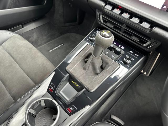 ９１１ ９１１ＧＴ３　カーボンルーフ・ＯＰカラークレヨン・クロノパッケージ・フロントリフトシステム・ライトデザインパッケージ・エクスクルーシブデザインテールライト・シートヒーター・レーシングイエローシートベルト・カープレイ（18枚目）