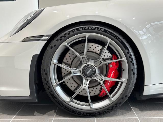 ９１１ ９１１ＧＴ３　カーボンルーフ・ＯＰカラークレヨン・クロノパッケージ・フロントリフトシステム・ライトデザインパッケージ・エクスクルーシブデザインテールライト・シートヒーター・レーシングイエローシートベルト・カープレイ（19枚目）