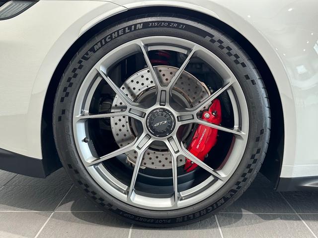 ９１１ ９１１ＧＴ３　カーボンルーフ・ＯＰカラークレヨン・クロノパッケージ・フロントリフトシステム・ライトデザインパッケージ・エクスクルーシブデザインテールライト・シートヒーター・レーシングイエローシートベルト・カープレイ（22枚目）
