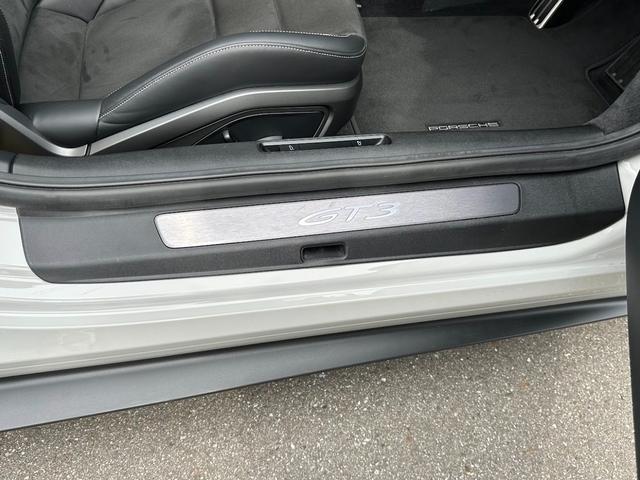 ９１１ ９１１ＧＴ３　カーボンルーフ・ＯＰカラークレヨン・クロノパッケージ・フロントリフトシステム・ライトデザインパッケージ・エクスクルーシブデザインテールライト・シートヒーター・レーシングイエローシートベルト・カープレイ（77枚目）