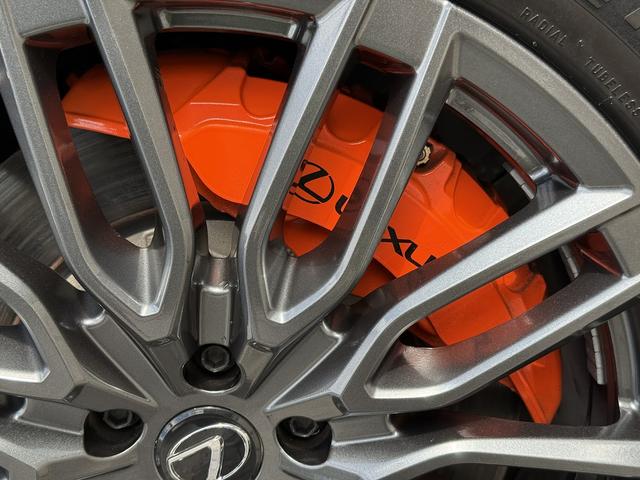 RX RX500h Fスポーツパフォーマンス TRDエアロ・TRDマフラー・パノラマルーフ・オレンジキャリパー・オプションダークメタリックホイール・F SPORTエアロダイナミクスパッケージ・寒冷地仕様・車検2年有り・ワンオーナー・禁煙車(3枚目)