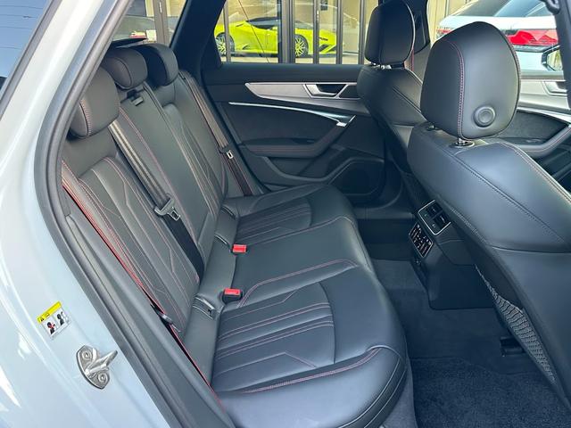 Ａ６アバント ブラックスタイルプラス　限定７０台・専用アルミホイール・Ｓ　ｌｉｎｅ　パッケージ・ブラックＡｕｄｉ　ｒｉｎｇｓ　＆ブラックスタイリングパッケージ・マルチカラーアンビエントライト・レッドコントラストステッチ・禁煙車（20枚目）