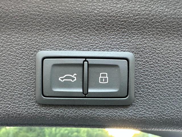 Ａ６アバント ブラックスタイルプラス　限定７０台・専用アルミホイール・Ｓ　ｌｉｎｅ　パッケージ・ブラックＡｕｄｉ　ｒｉｎｇｓ　＆ブラックスタイリングパッケージ・マルチカラーアンビエントライト・レッドコントラストステッチ・禁煙車（25枚目）