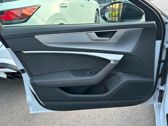 Ａ６アバント ブラックスタイルプラス　限定７０台・専用アルミホイール・Ｓ　ｌｉｎｅ　パッケージ・ブラックＡｕｄｉ　ｒｉｎｇｓ　＆ブラックスタイリングパッケージ・マルチカラーアンビエントライト・レッドコントラストステッチ・禁煙車（53枚目）