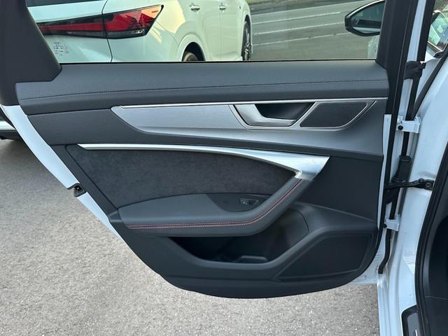 Ａ６アバント ブラックスタイルプラス　限定７０台・専用アルミホイール・Ｓ　ｌｉｎｅ　パッケージ・ブラックＡｕｄｉ　ｒｉｎｇｓ　＆ブラックスタイリングパッケージ・マルチカラーアンビエントライト・レッドコントラストステッチ・禁煙車（57枚目）