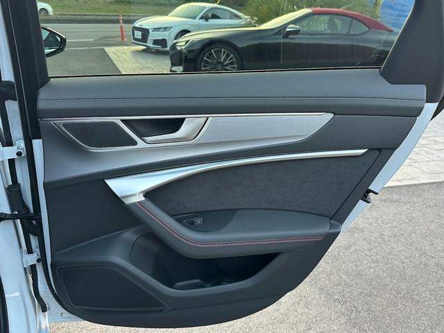 Ａ６アバント ブラックスタイルプラス　限定７０台・専用アルミホイール・Ｓ　ｌｉｎｅ　パッケージ・ブラックＡｕｄｉ　ｒｉｎｇｓ　＆ブラックスタイリングパッケージ・マルチカラーアンビエントライト・レッドコントラストステッチ・禁煙車（58枚目）