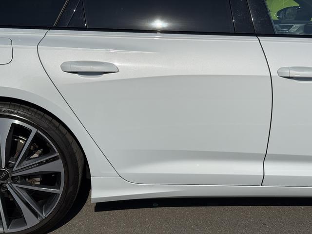 Ａ６アバント ブラックスタイルプラス　限定７０台・専用アルミホイール・Ｓ　ｌｉｎｅ　パッケージ・ブラックＡｕｄｉ　ｒｉｎｇｓ　＆ブラックスタイリングパッケージ・マルチカラーアンビエントライト・レッドコントラストステッチ・禁煙車（76枚目）